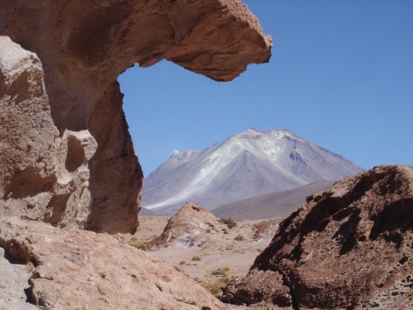 Pouštní vulkanická krajina na Altiplanu.